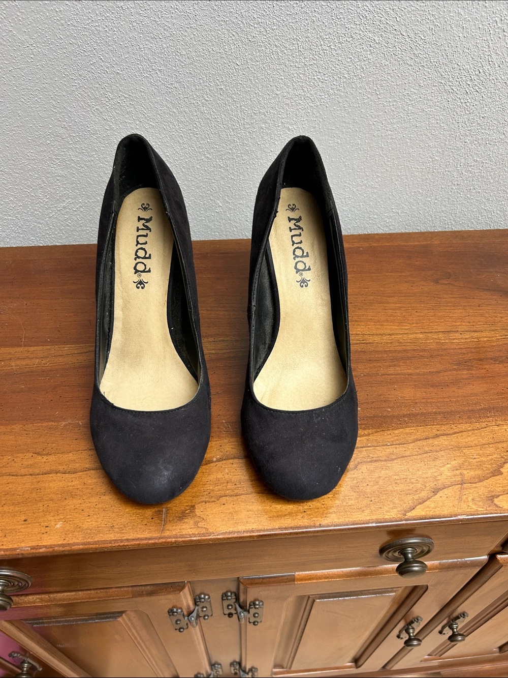 Mudd Black Round-Toe Heeled Pumps
